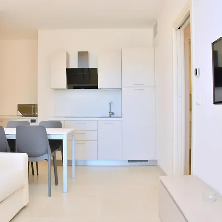 Lägenhet Enchanting With Panoramic Terrace Bibione